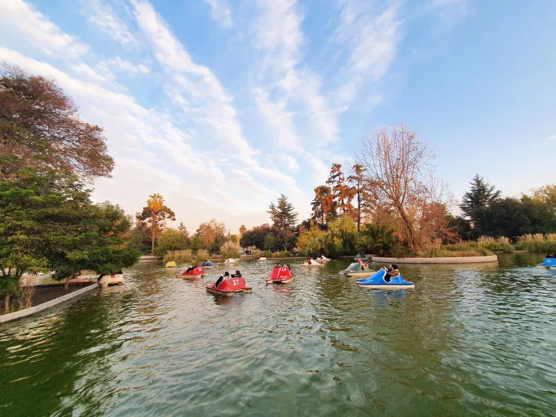 Gente paseando en botes en la Laguna Artificial del Parque Quinta Normal - Foto de Andrea Hoare Madrid