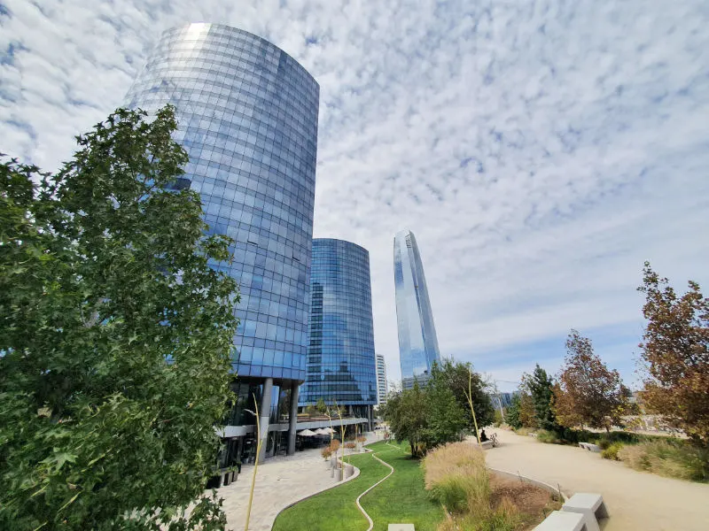 Torres del Parque Titanium en Las Condes y la Torre del Mall Costanera Center al fondo - Foto de Andrea Hoare Madrid