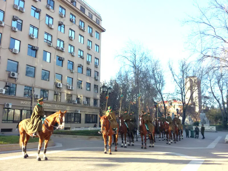 Guardia presidencial entrante comenzando el desfile al sur del Paseo Bulnes para realizar la ceremonia de cambio de guardia presidencial - Foto de Andrea Hoare Madrid