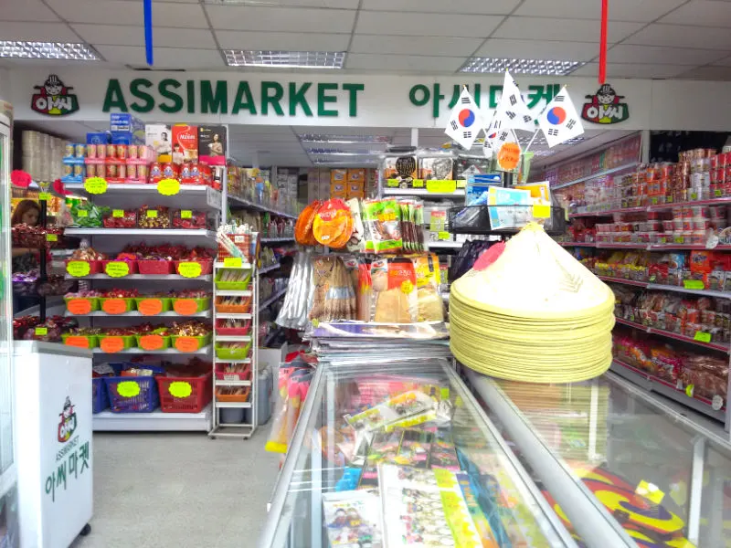 Supermercado Chino Assimarket en el barrio Patronato Santiago. Guía Santiagoando. Foto de Andrea Hoare Madrid