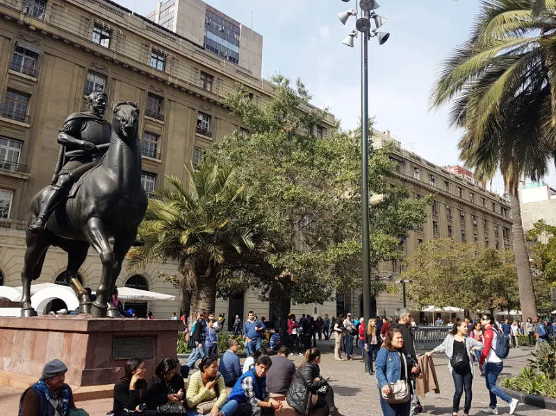 Estatua de Pedro de Valdivia y gente caminando por la Plaza de Armas de Santiago - Foto de Andrea Hoare Madrid