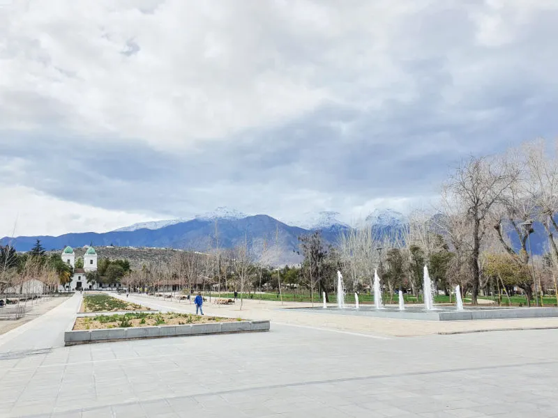 Plaza Los Dominicos en invierno, atrás se ve la Cordillera nevada - Foto de Andrea Hoare Madrid