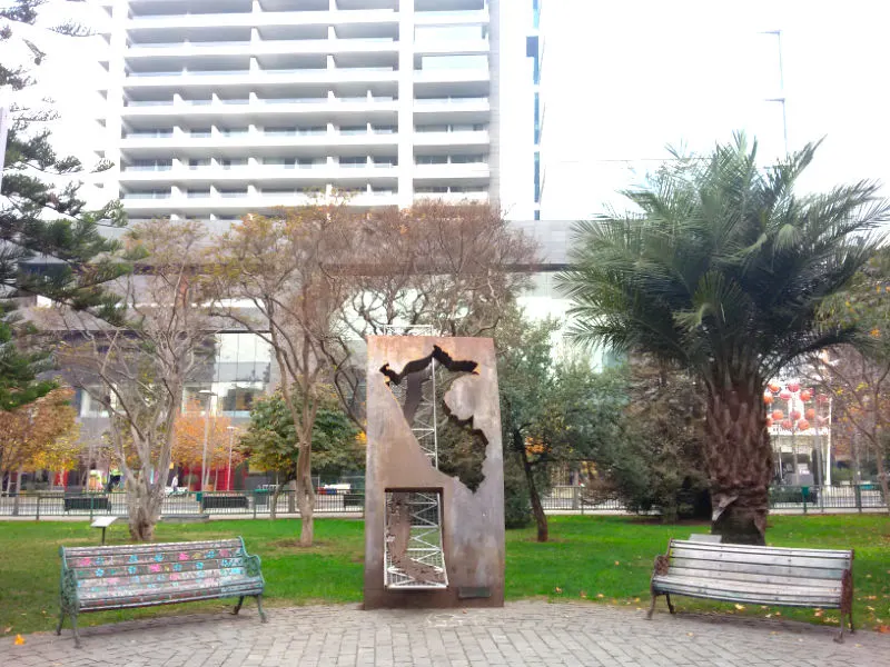 Escultura y bancas de la Plaza Perú en Las Condes - Foto de AHM