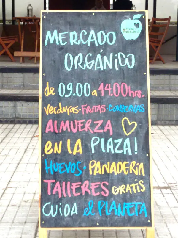 Anuncio en la Plaza Peru sobre el horario y productos del mercado orgánico. Foto de Andrea Hoare Madrid