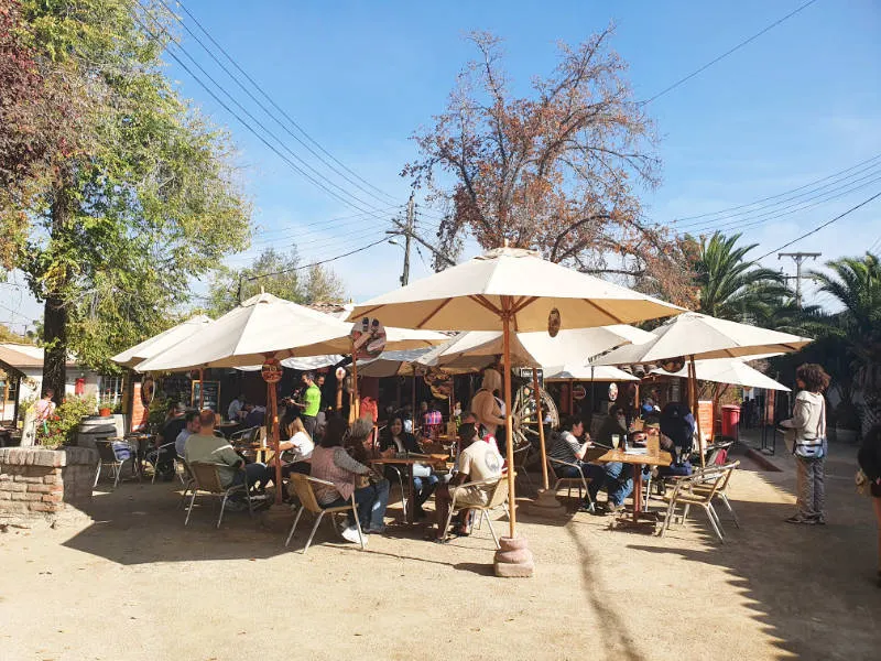 Personas almorzando en un restaurante del Pueblito Los Dominicos - Foto de Andrea Hoare Madrid