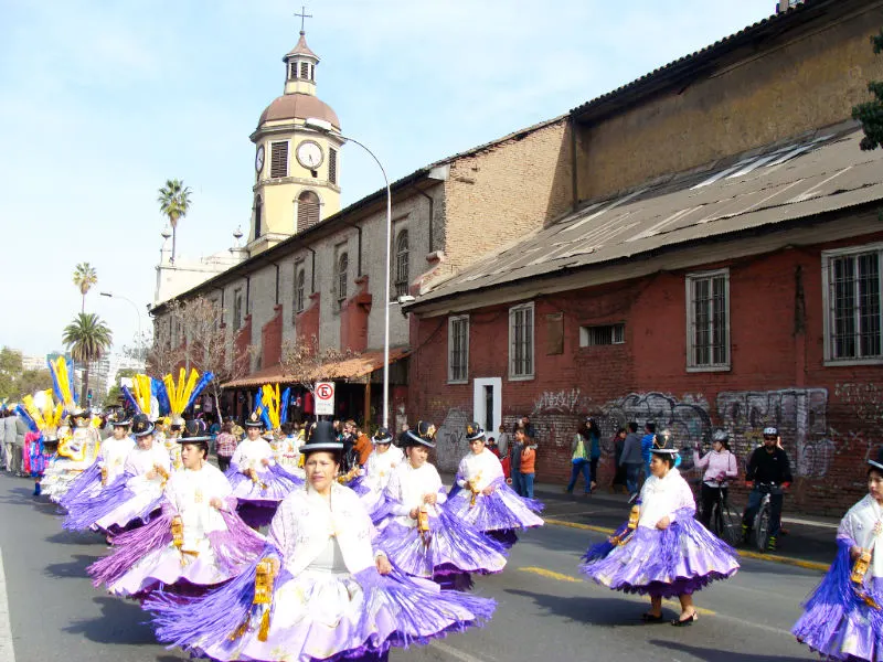 Bailarinas de bailes folclóricos de Perú y Bolivia en la Calle Recoleta - Foto de Andrea Hoare Madrid