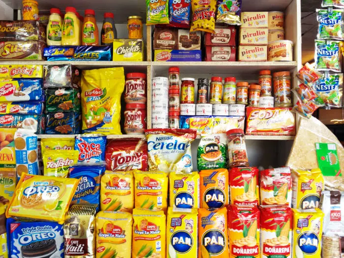 Venta de productos venezolanos en el Tirso de Molina - Harina pan en Chile - Foto de Andrea Hoare Madrid