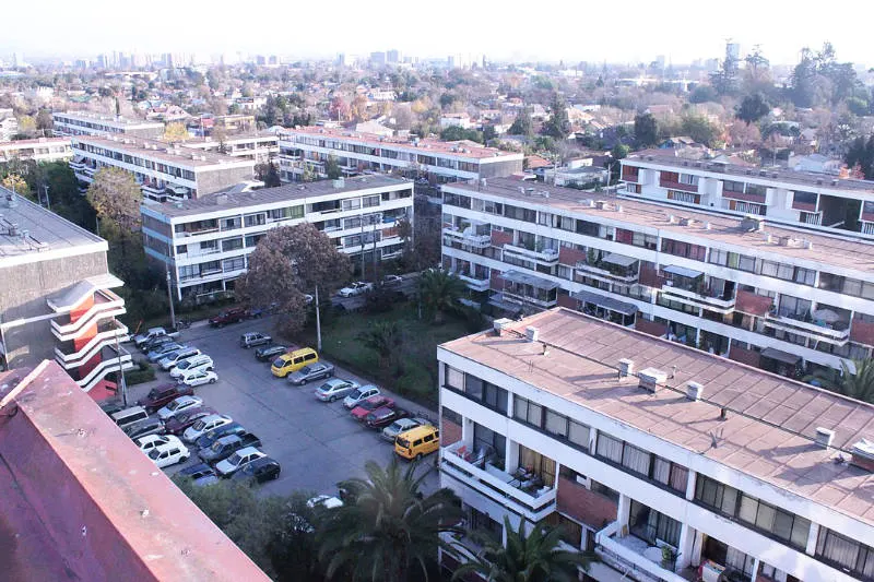 Conjunto habitacional Villa Frei en Ñuñoa, foto de De Carolina Olmedo Carrasco - Trabajo propio, CC BY-SA 3.0, https://commons.wikimedia.org/w/index.php?curid=27673842 disponible en https://es.wikipedia.org/wiki/Villa_Presidente_Frei#/media/Archivo:Vista_a%C3%A9rea_Villa_Frei_en_%C3%91u%C3%B1oa.JPG