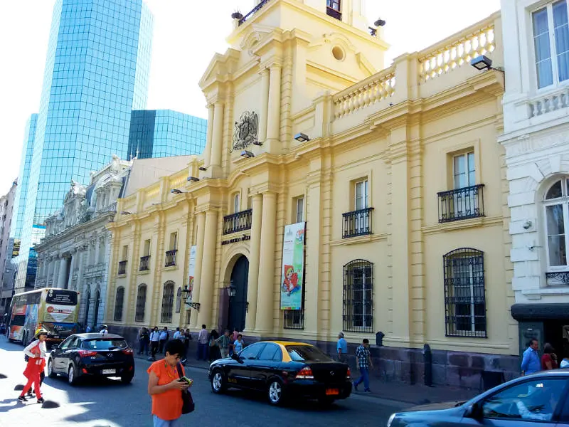 Edificios históricos en la vereda sur de la Plaza de Armas: Museo Histórico y Correos - Foto de Andrea Hoare Madrid