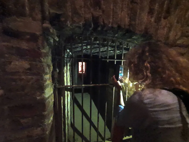 Visitante fotografiando la proyección de la imagen del diablo en la antigua bodega de Don Melchor en la Viña Concha y Toro - Foto de Andrea Hoare Madrid