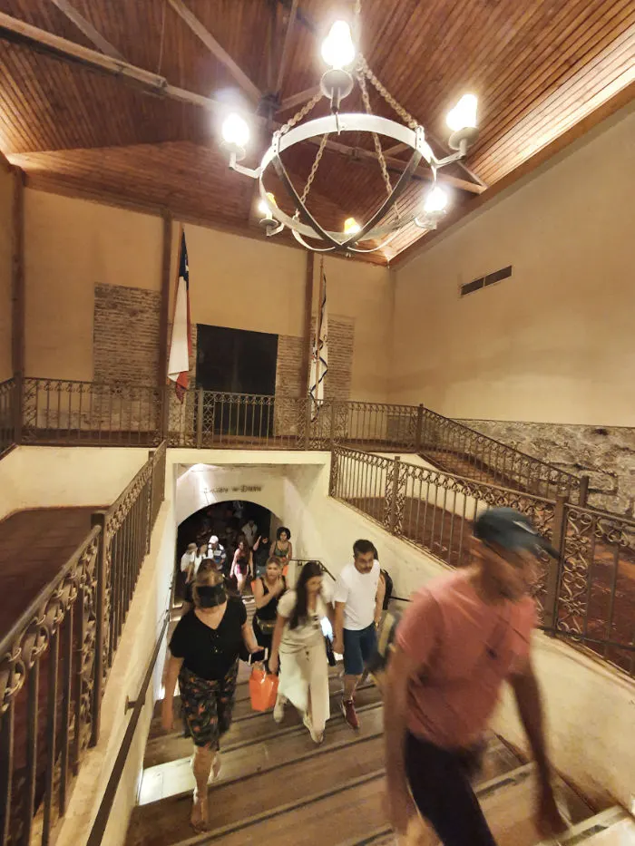 Personas saliendo de la bodega Casillero del Diablo - Foto de Andrea Hoare Madrid