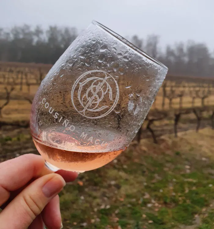 Copa de Rose y viñedos de la Viña Cousiño Macul durante un tour - Foto de Andrea Hoare Madrid