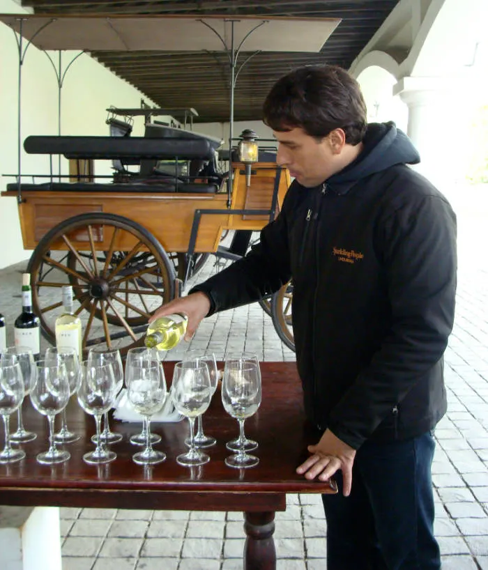 Guía sirviendo vinos en las copas durante una desgutación - Foto de AHM