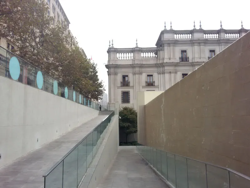 Entrada al Centro Cultural Palacio La Moneda - Santiagoando: guía de Santiago - Foto de Andrea Hoare Madrid