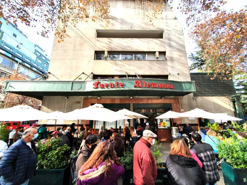 Exterior del local de la Fuente Alemana en la calle Pedro de Valdivia en Providencia - Foto de Andrea Hoare Madrid