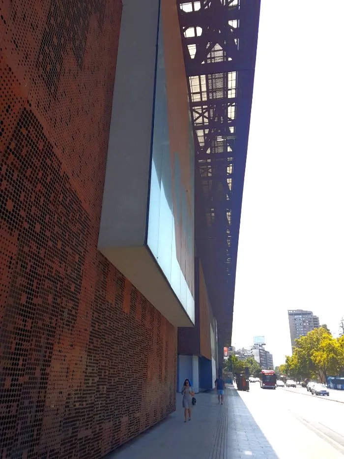 Cubierta exterior de planchas de cobre perforado del edificio del GAM colindante con la Alameda - Foto de AHM