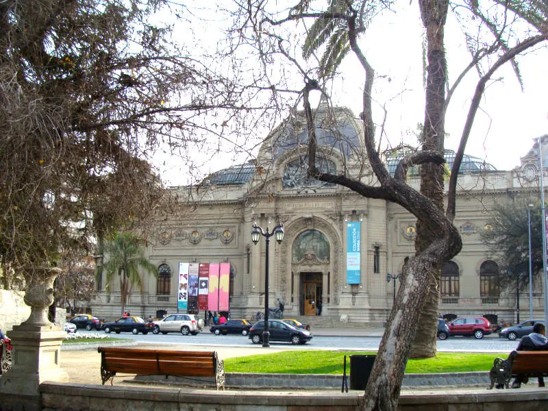 Edificio del Museo Nacional de Bellas Artes visto desde el Parque Forestal - Foto de Andrea Hoare Madrid