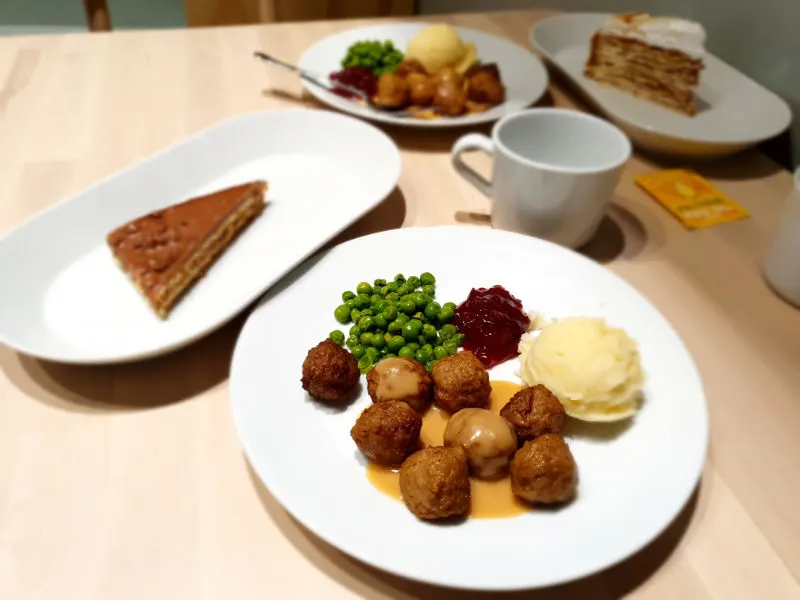 Plato de albóndigas suecas, postre de chocolate y taza de cafe en IKEAFOOD - Foto de Andrea Hoare Madrid