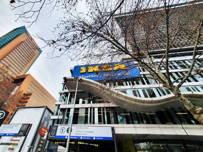 Letrero de IKEA al exterior del Centro Comercial Open Kennedy en Santiago, IKEA Chile es la primera tienda en sudamérica. Foto de Andrea Hoare Madrid