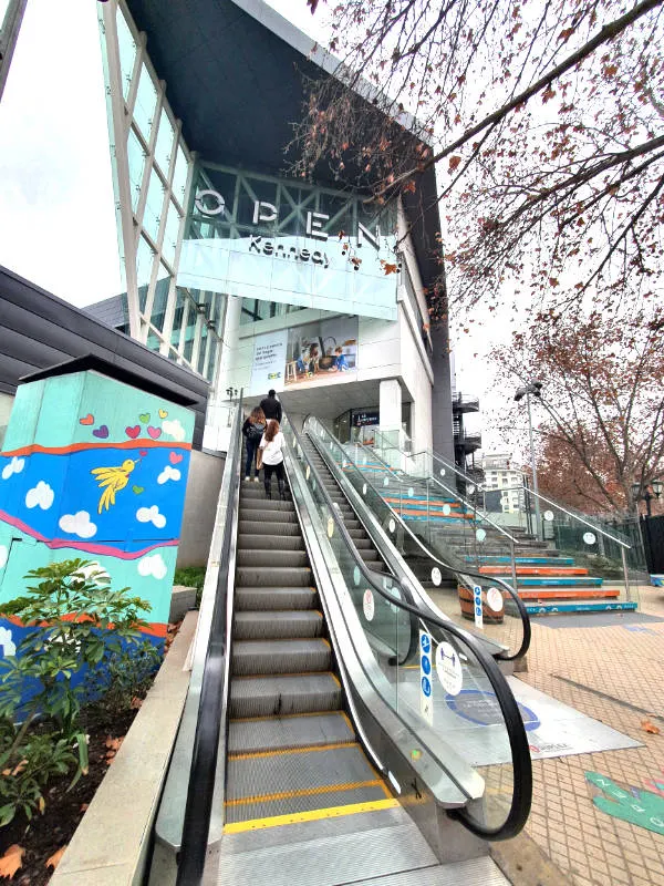 Escaleras mecánicas en el acceso sur del Mall Open Kennedy en Las Condes - Foto de Andrea Hoare Madrid