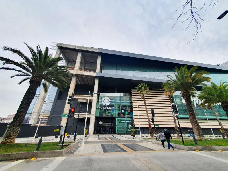 Entrada del Mall Parque Arauco por la Avenida Rosario Norte - Foto de Andrea Hoare Madrid