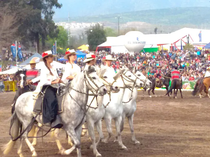 Cuadrilla de mujeres jinetes durante la Semana de la Chilenidad en el Parque Padre Hurtado entre la Reina y Las Condes en Santiago - Foto de AHM