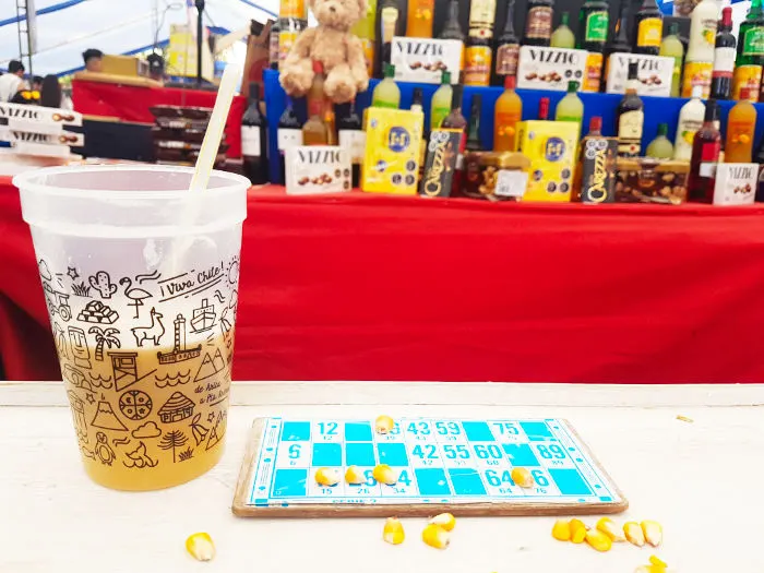 Vaso de terremoto y un bingo en la zona de juegos típicos de las Fiestas de la Chilenidad en el Parque Padre Hurtado - Fiestas Patrias en Santiago - Foto de Andrea Hoare Madrid para Santiagondo 