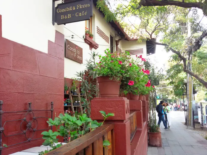 Entrada del Bed and Breakfast Conchita Flores en la Calle Manuel Montt en Providencia, Santiago - Recomendaciones para encontrar buenos hostales en Santiago - Foto de Andrea Hoare Madrid