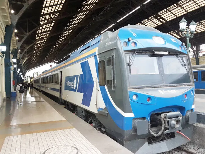 Tren Central en el andén de los trenes al sur en la Estación Central de Santiago - Foto de AHM