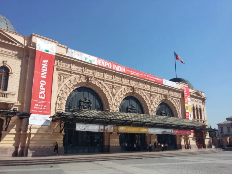 Entrada principal de la Estación Mapocho, antigua Estación de Trenes de Santiago hoy transformada en Centro Cultural - Foto de Andrea Hoare Madrid