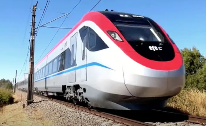 Tren más rápido de sudamérica transitando por el valle central de Chile. Tren a Curicó, captura de pantalla del video https://www.youtube.com/watch?v=b62r-xpuFNk&ab_channel=CAZATRENESCHILE