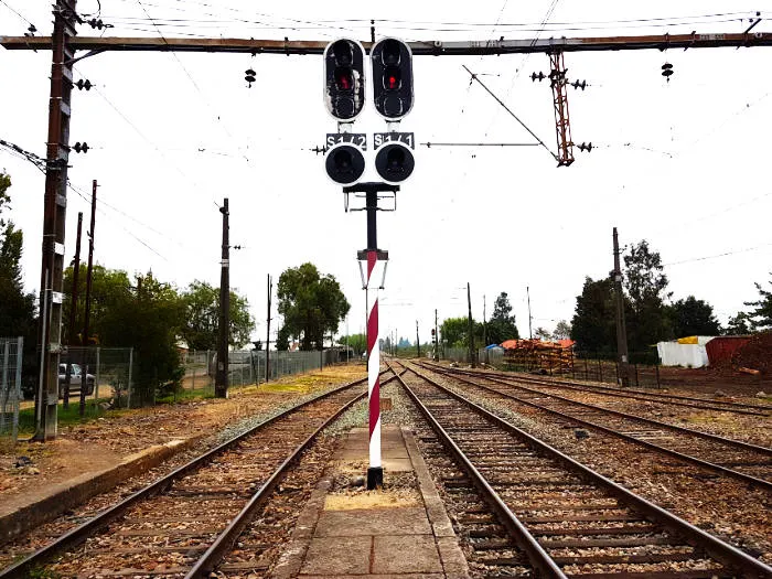 Dos vías del Tren desde Estación Central al sur de Chile y semáforo. Foto de Andrea Hoare Madrid