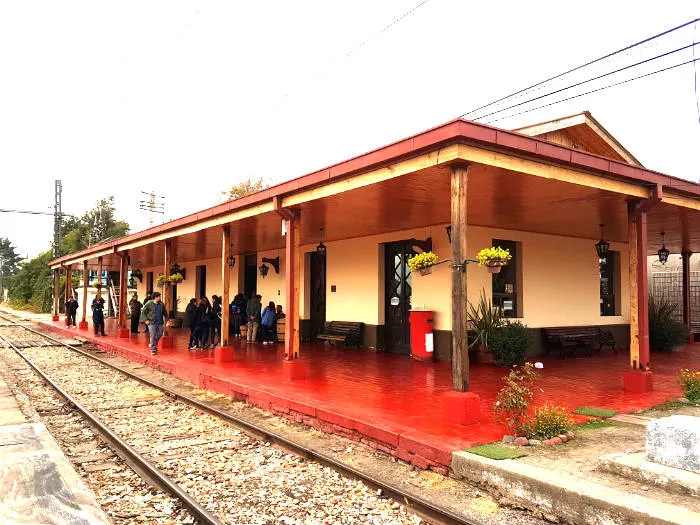 Turistas en la Estación de Trenes de Molina durante el paseo del Tren Turístico Sabores del Cachapoal - Foto de Andrea Hoare Madrid