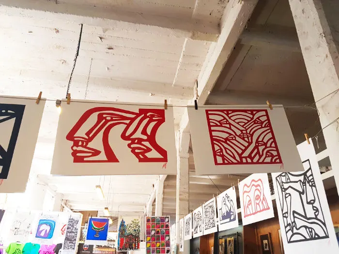 Afiches y serigrafías a la venta expuestas dentro de lo galpones del Persa Víctor Manuel en el Barrio Franklyn. Foto de Andrea Hoare Madrid