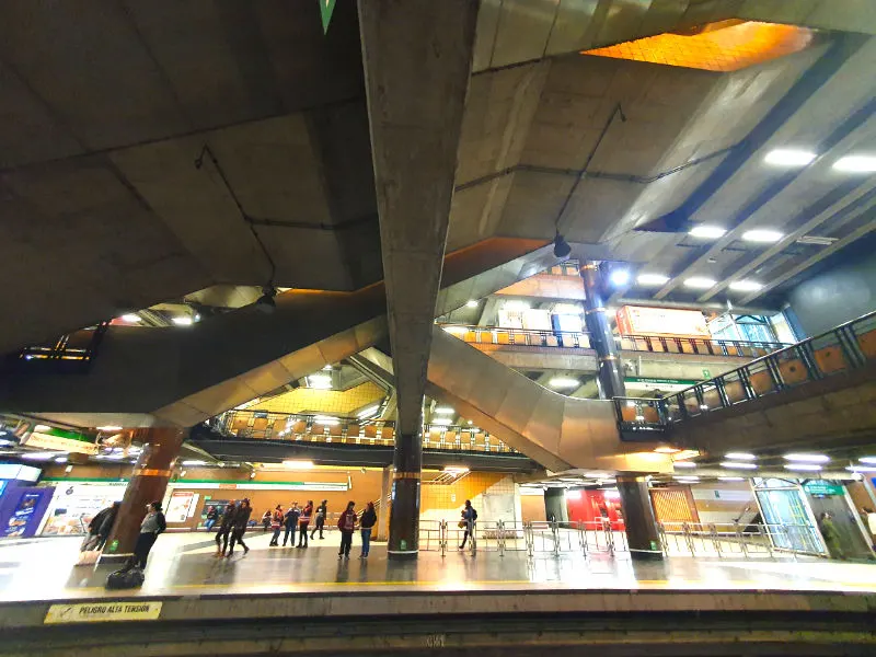Vista del andén de la Línea 5 y de la red de escalinatas de la enorme estación Baquedano, que conecta las líneas 1 y 5. Foto de Andrea Hoare Madrid