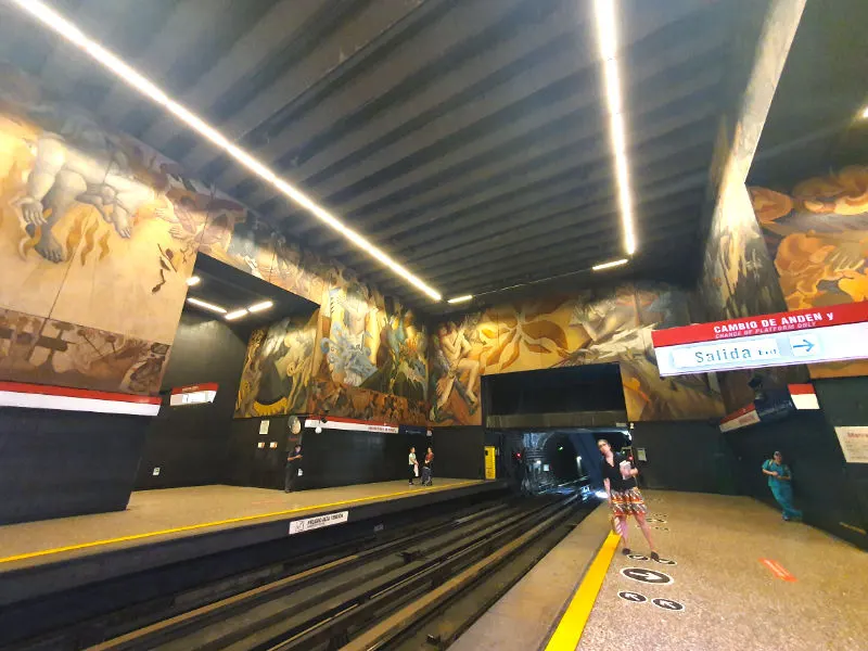 Vista del andén y de los murales de la Estación Universidad de Chile de la línea 1. Foto de Andrea Hoare Madrid