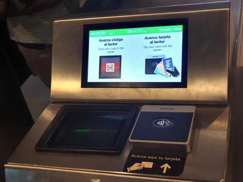 Pantalla lectora de QR y tarjeta Bip! del Metro de Santiago de Chile. Foto de Andrea Hoare Madrid