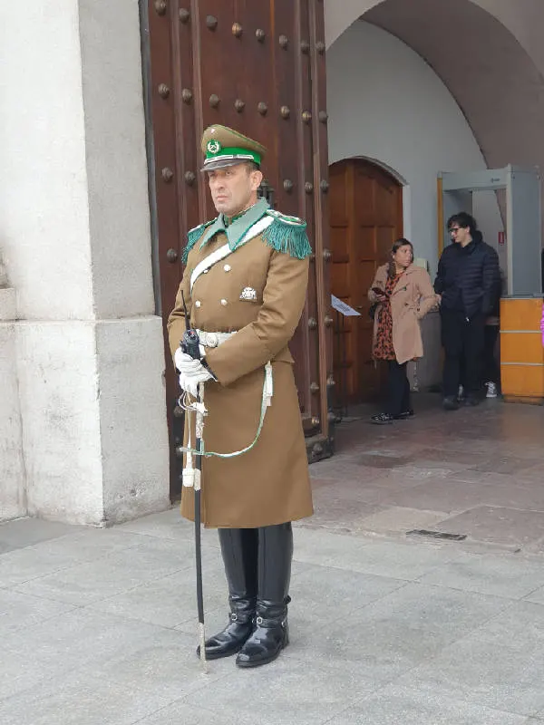 Guardia Presidencial a la entrada del Palacio de la Moneda - Foto de Andrea Hoare Madrid
