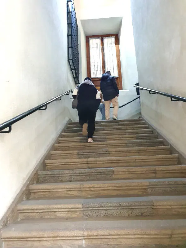 Visitantes subiendo al segundo piso del Palacio de La Moneda- Foto de Andrea Hoare Madrid