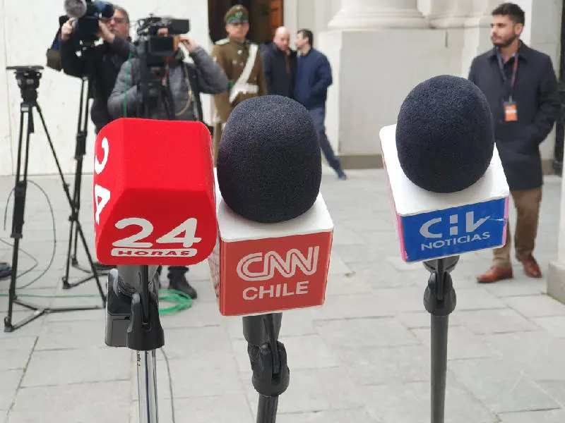 Micrófonos y cámaras de los medios de comunicación apostados en el patio de los naranjos de La Moneda. Foto de Andrea Hoare Madrid