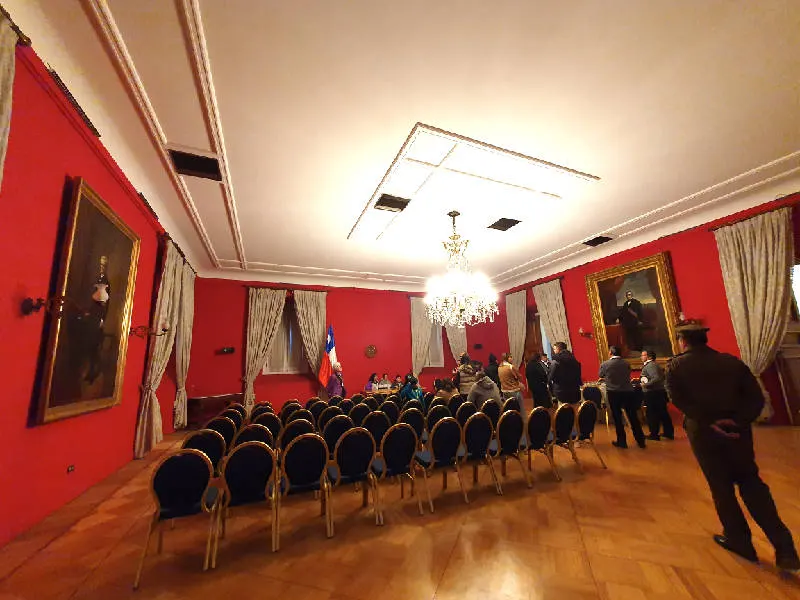 Visitantes al interior del Salón Montt Varas en la sede de gobierno de Chile. Foto de Andrea Hoare Madrid
