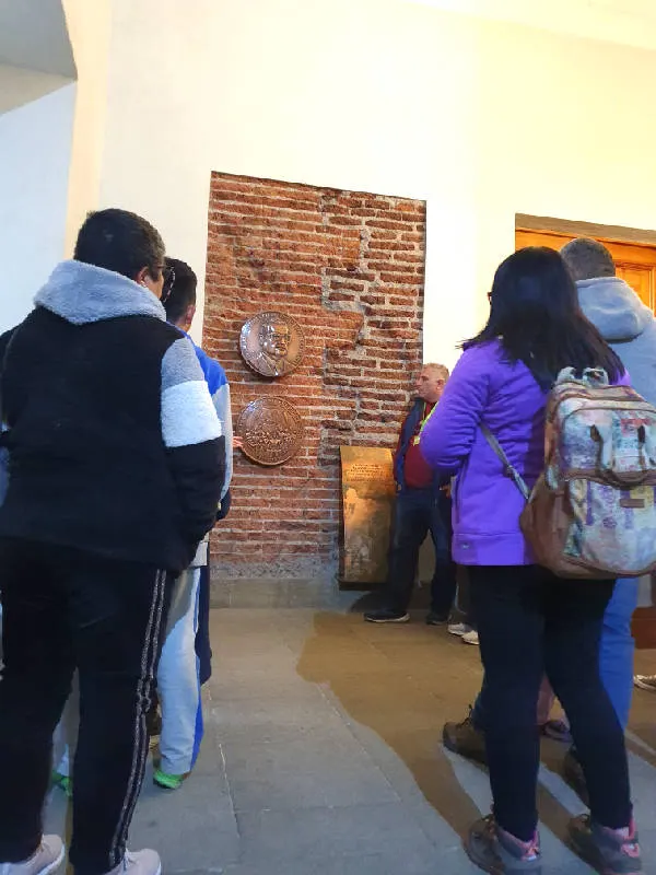 Visitantes en el sector de la Moneda donde murió el presidente Salvador Allende el 11 de septiembre de 1973 Se ven dos placas conmemorativas sobre los ladrillos quedamos por los bombardeos al palacio durante el Golpe de Estado. Foto de Andrea Hoare Madrid