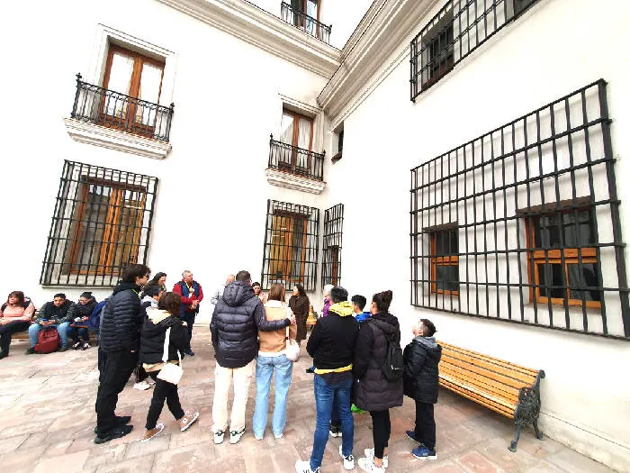 Guía dando la bienvenida a los visitantes del Palacio de Gobierno de Chile. Foto de Andrea Hoare Madrid