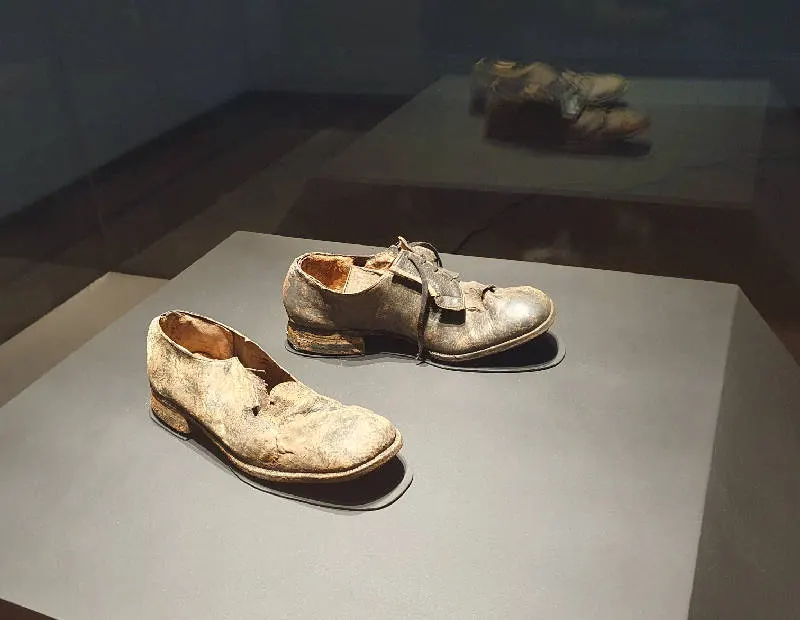 Zapatos con los que fue enterrado el presidente Salvador Allende expuestos en el Salón Morandé 80 del Palacio de la Moneda. Foto de Andrea Hoare Madrid