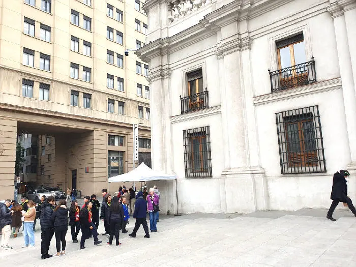 Personas esperando a la entrada del Palacio de la Moneda en la calle Teatinos para realizar la visita guiada. Foto de Andrea Hoare Madrid