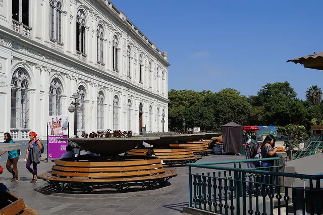Fachada de museo de arte de lima