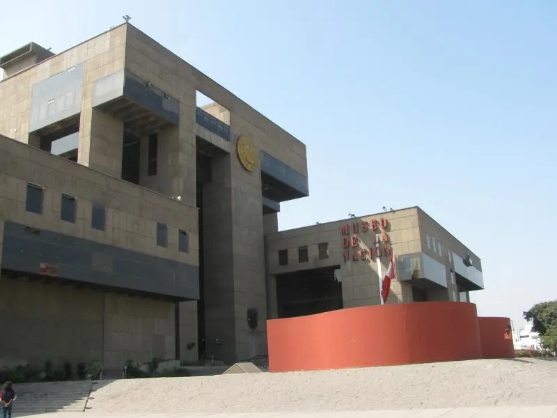 Fachada del Museo de la nación de Lima