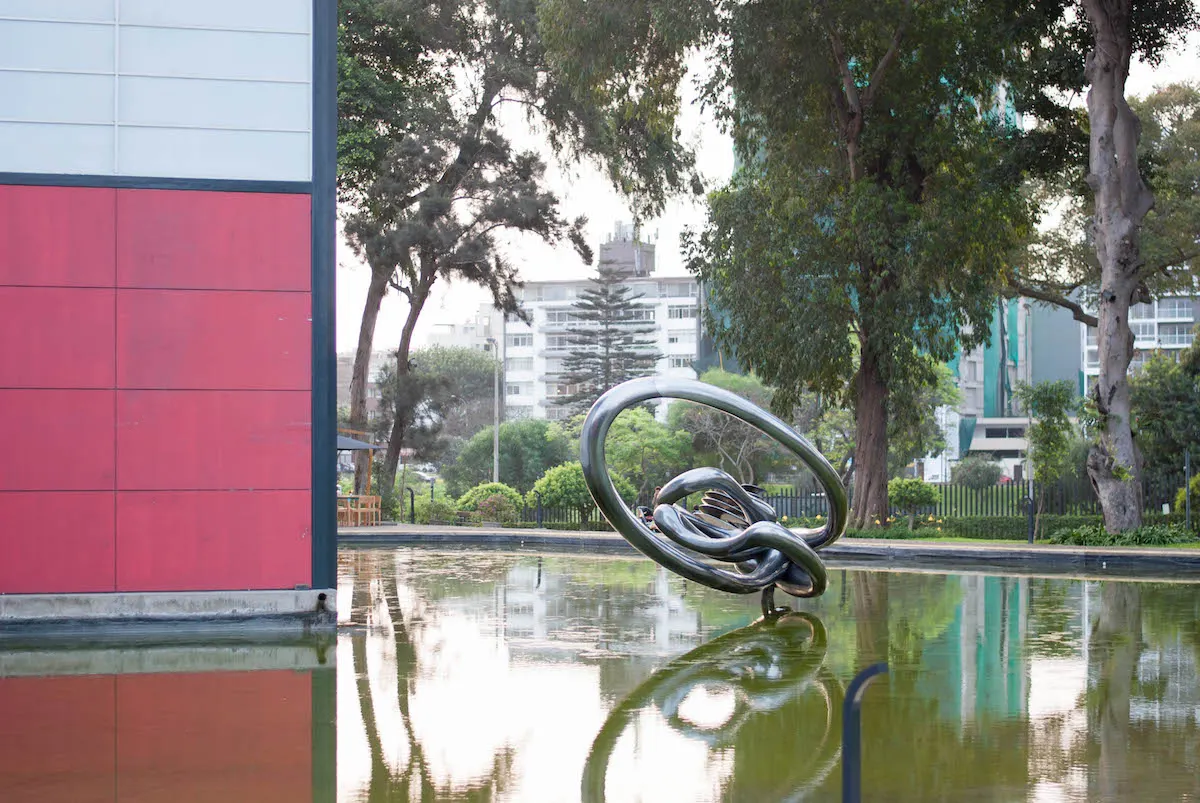 Laguna exterior y escultura del Mac Lima