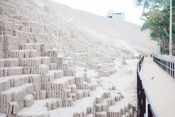 Lateral de piramide de huaca pucllana Lima