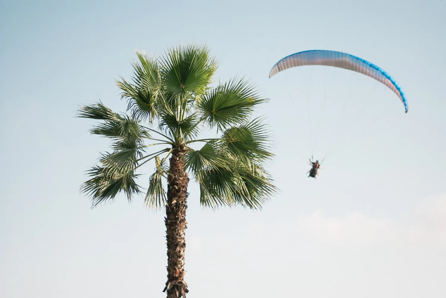Parapente en malecón de miraflores en lima